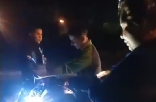 Denuncian agresión policial a motociclista durante control en Asunción