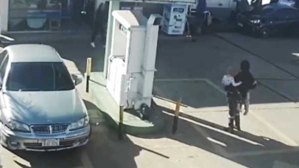 Dos niños escaparon de guardería en pleno frío y descalzos
