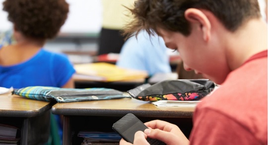 Senado aprueba restricciones al uso de celulares en colegios