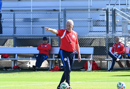 Alfaro prueba cambios y define el equipo para enfrentar a Turquía