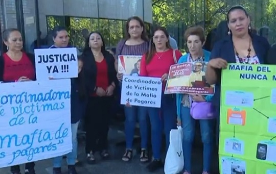 Víctimas de pagarés anuncian encadenamiento frente al Poder Judicial