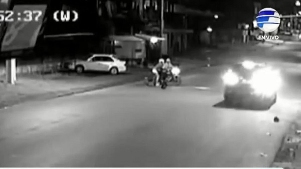 Motochorros arrastran a mujer y roban dinero de sus hijas