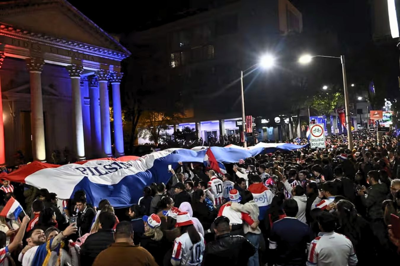 Masiva celebración por la Albirroja movilizó el centro de Asunción