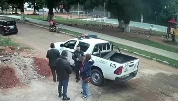 Fueron con la Policía al refugio para llevarse a la perrita Canela