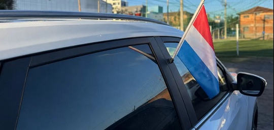 Así debe colocarse la banderita paraguaya en un vehículo, según el protocolo