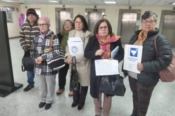 Enfermeras jubiladas denuncian millonarios descuentos por la mafia de pagarés