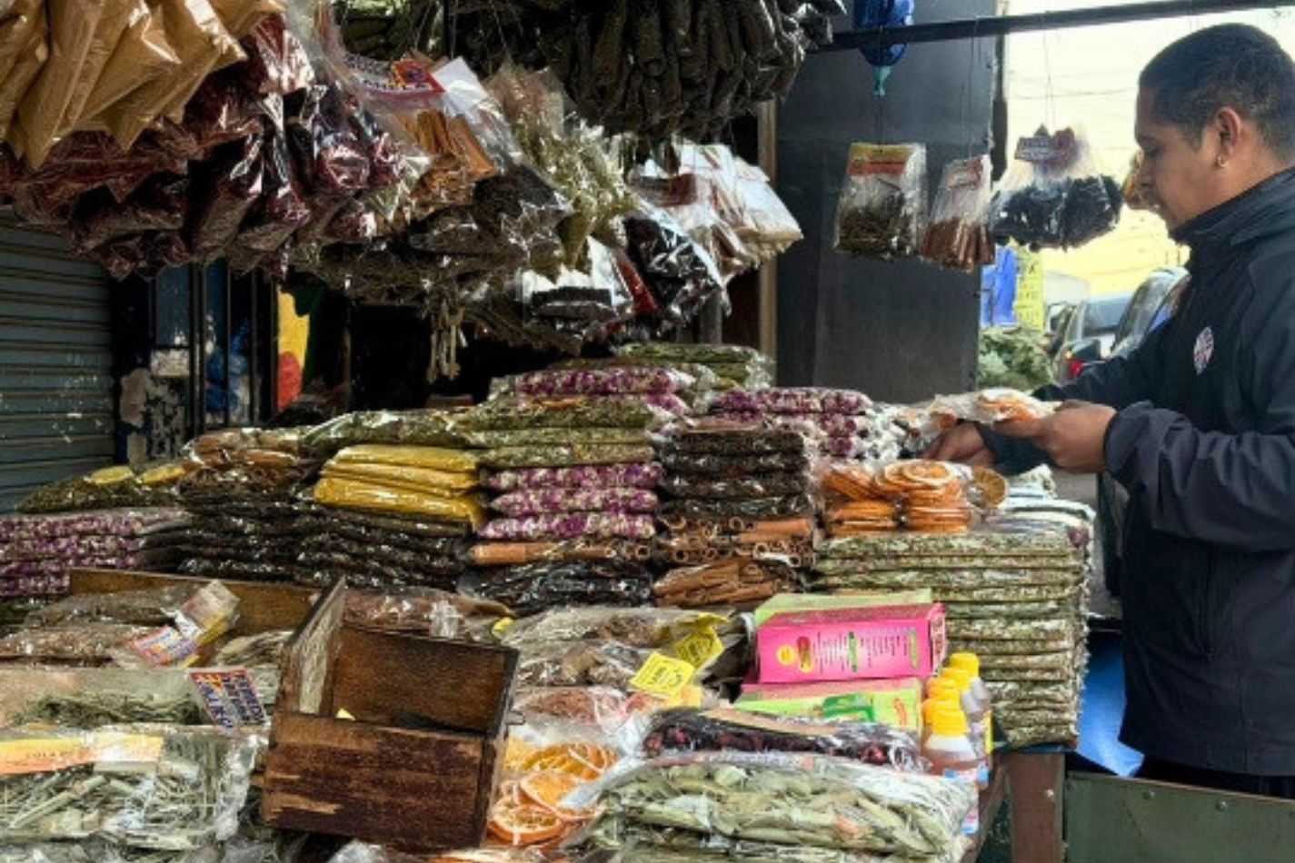 El frío impulsa la venta de yuyos medicinales en el Mercado 4