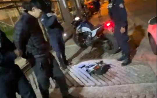 Joven recupera anteojos robados mediante una estrategia