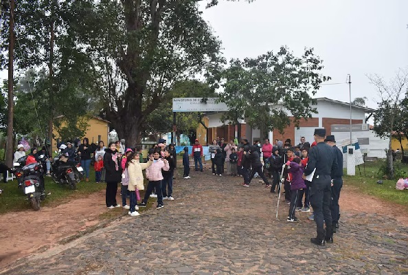 Padres toman escuela en San Estanislao por reclamo al MEC