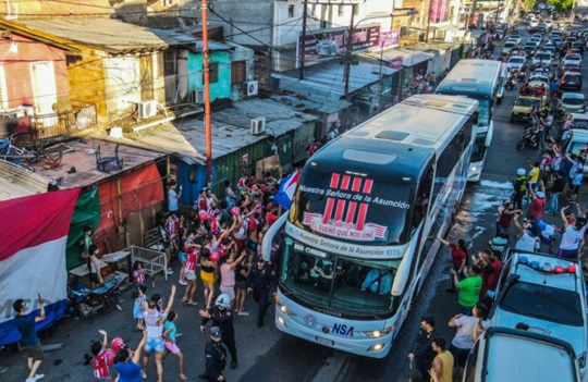 ¿A qué hora sale el bus de la Albirroja rumbo a su último partido en el Defensores?