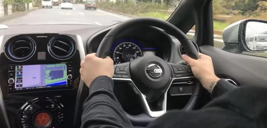 Circular con volante a la derecha es ilegal, según exjefe de la Caminera