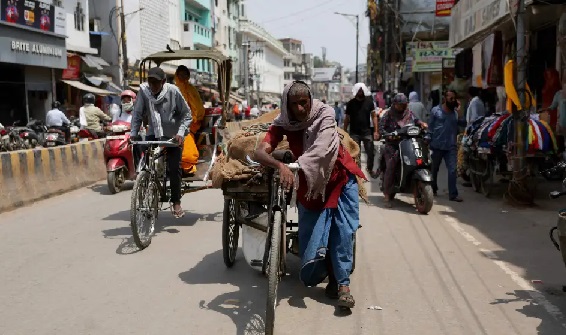 Tras la muerte de 20 niños, India refuerza control sobre jarabes para la tos