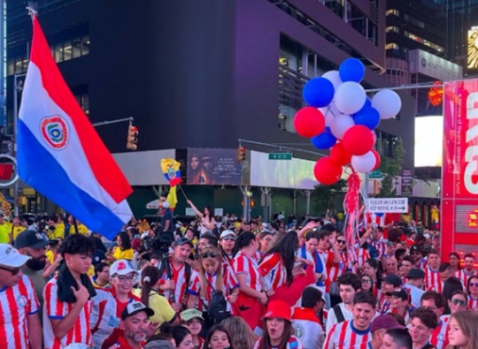 Miles de hinchas paraguayos realizaron un histórico banderazo en Times Square