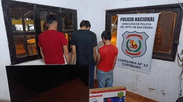 Detienen a tres jóvenes por robo de televisor en Capiibary