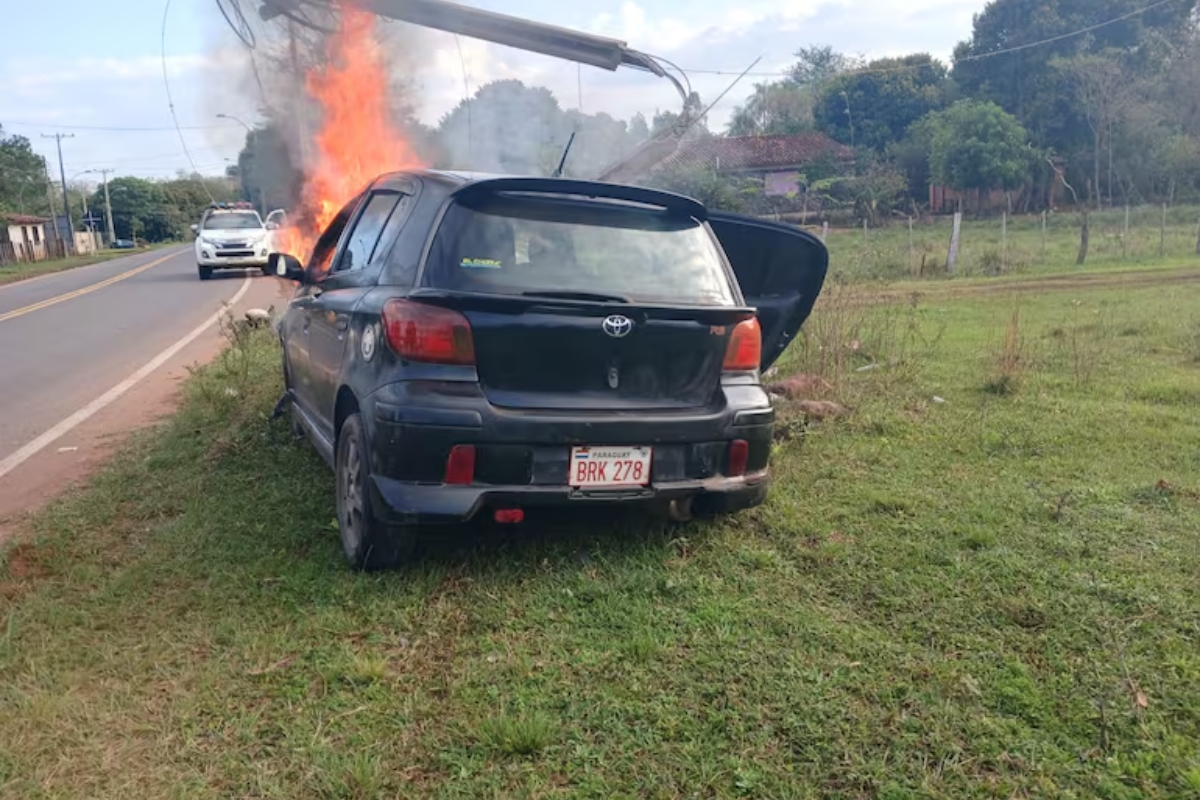 Paraguarí: Militar alcoholizado protagoniza un choque contra una columna y su vehículo se incendia