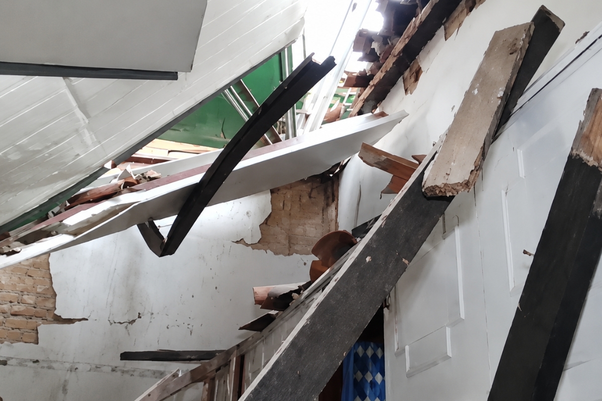 Grúa cae desde un edificio y destruye parte de academia de danza en Asunción