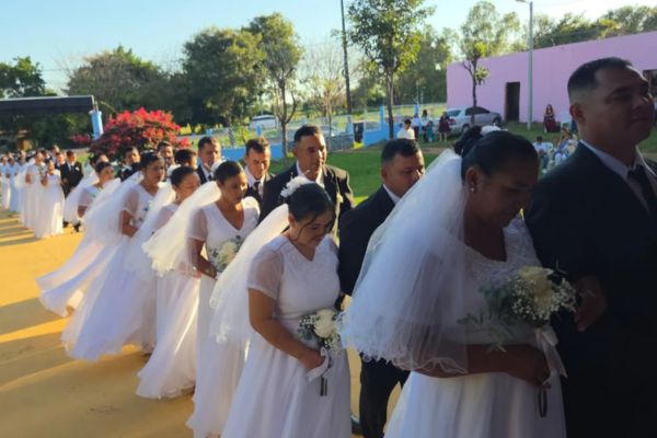 Casamiento comunitario une a 29 parejas en Arroyito ante Dios