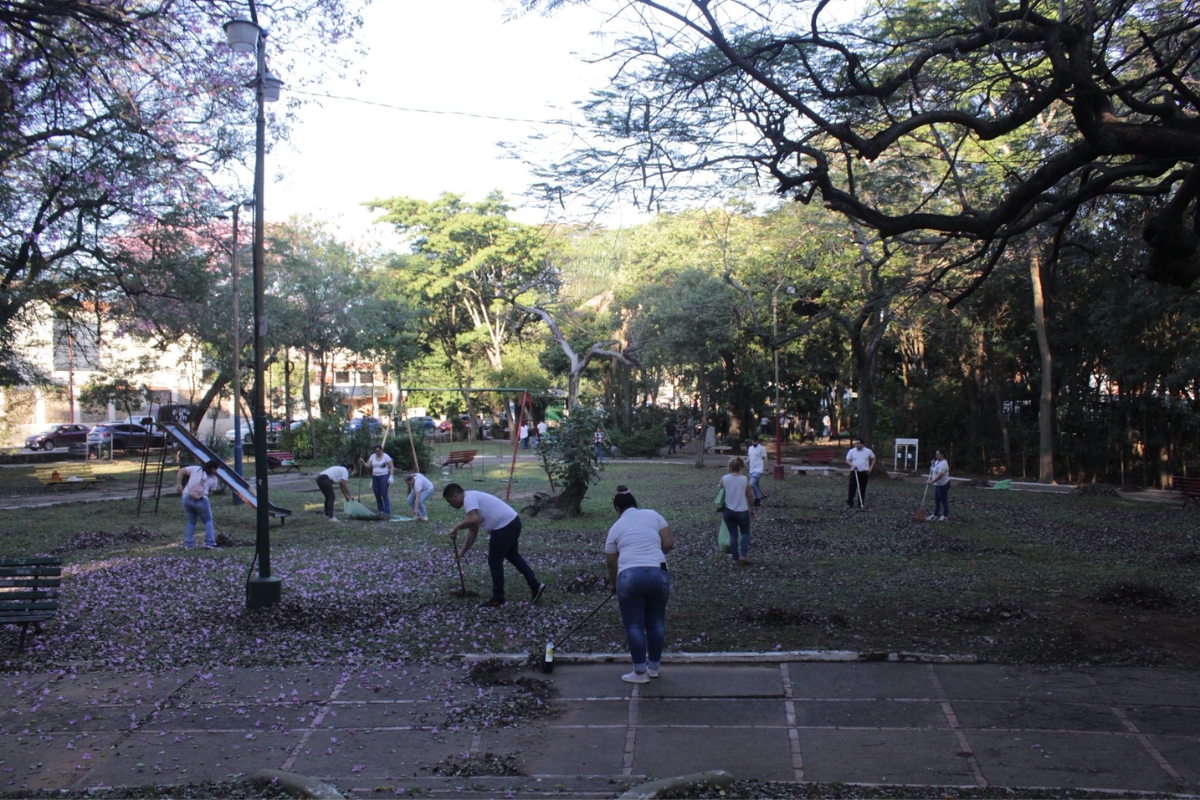 Municipalidad de Asunción realiza jornada de limpieza en 25 plazas