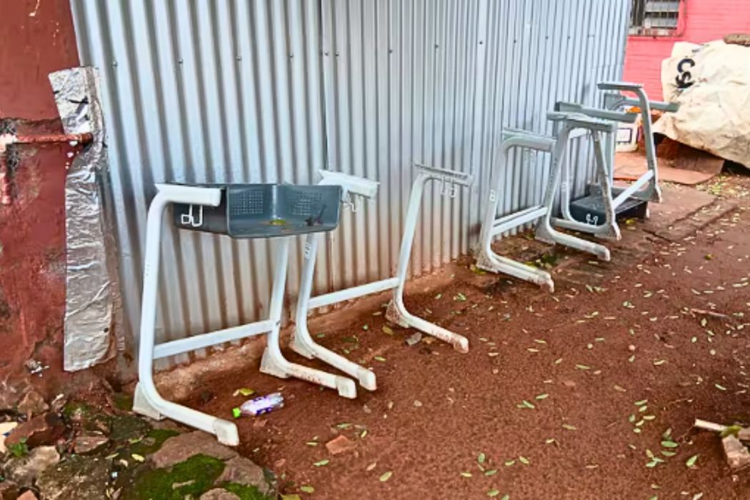 Pupitres chinos de Itaipú ya fueron desechados en Capiatá por fragilidad