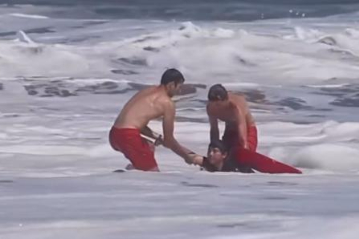 Socorrista salva a un niño de 10 años de morir ahogado en una playa de California