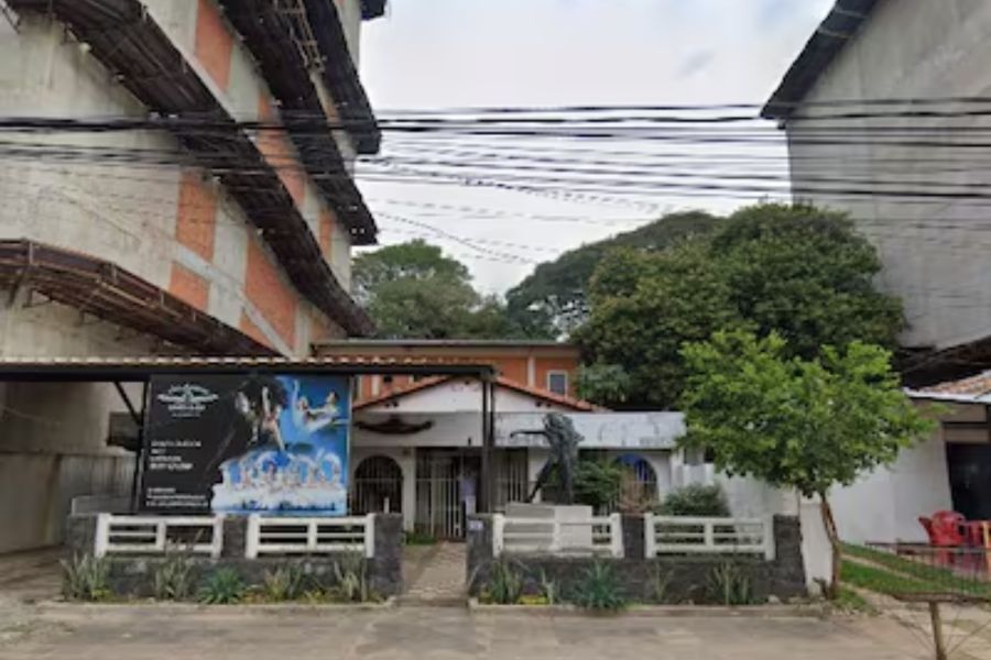 Municipalidad interviene tras caída de estructura sobre academia de danza