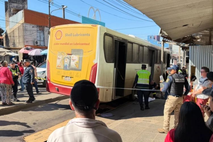 Colectivo arrolla y mata a una mujer en el Mercado 4