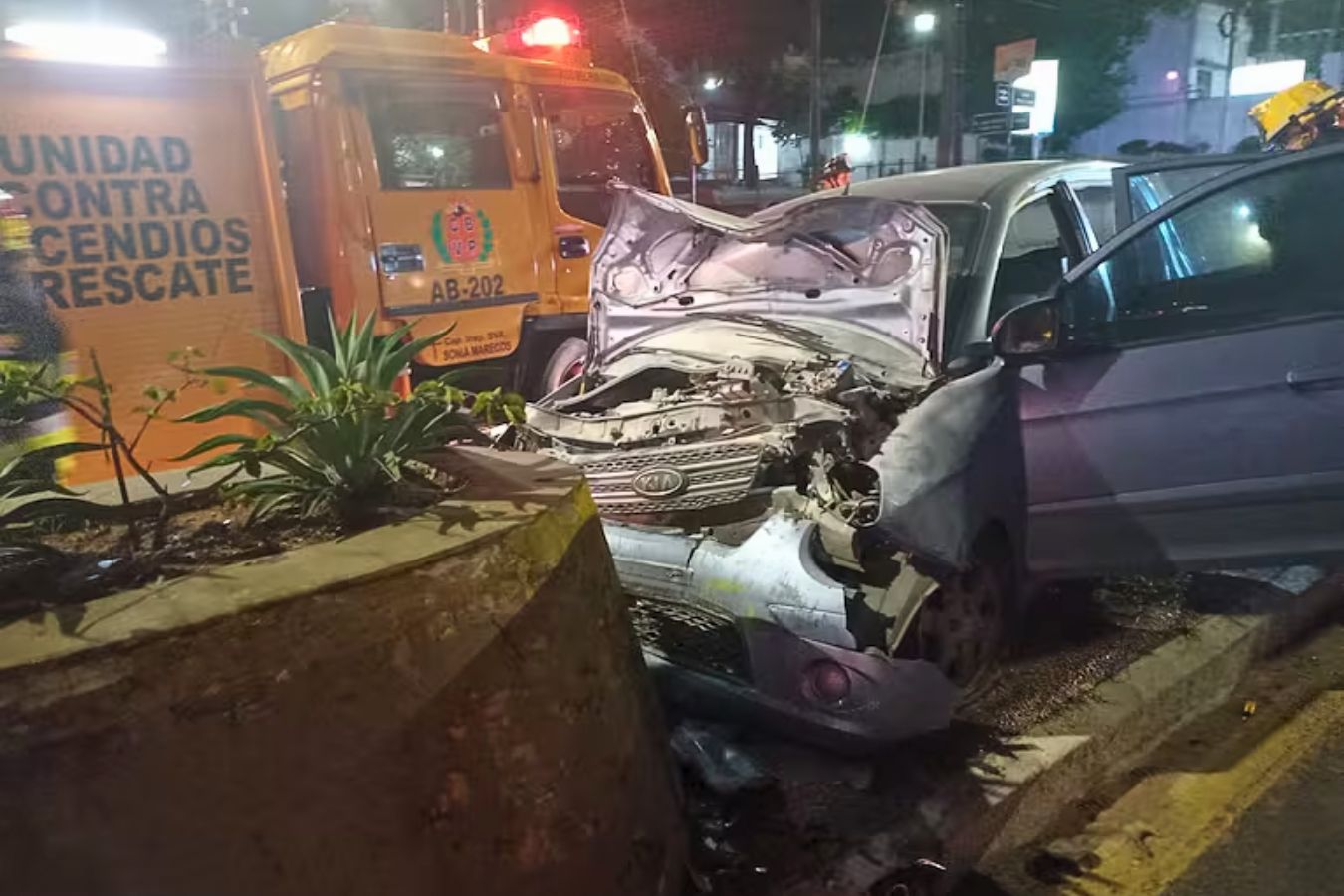 Conductor sufrió graves lesiones tras chocar contra el paseo central de Mariscal López