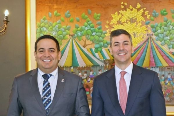 Santiago Peña y Ricardo Estigarribia protagonizan cruce tras acto oficial