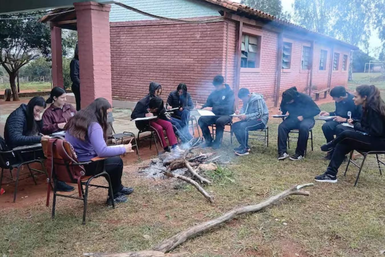 Estudiantes dan clases al aire libre en pleno frío por falta de aulas seguras