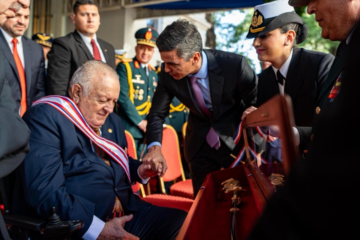 Peña elogia a Wasmosy y defiende inversión militar