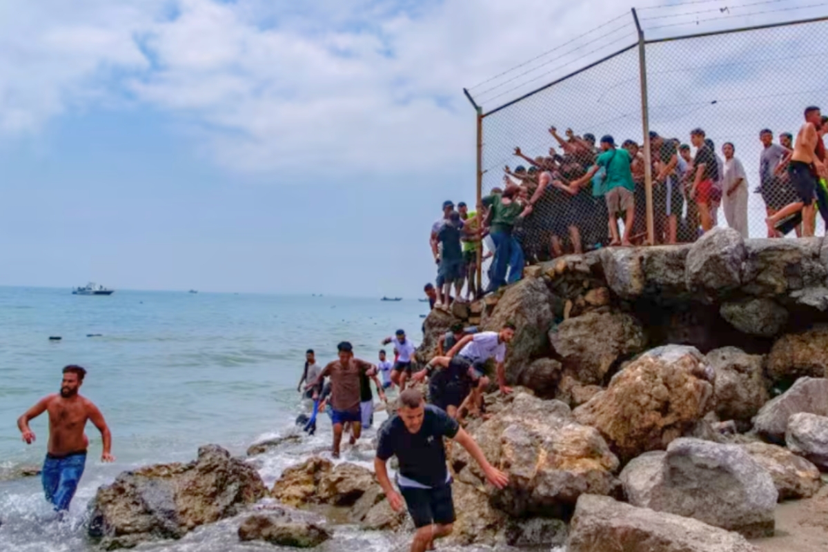 España y Marruecos buscan frenar el cruce masivo de migrantes a Ceuta