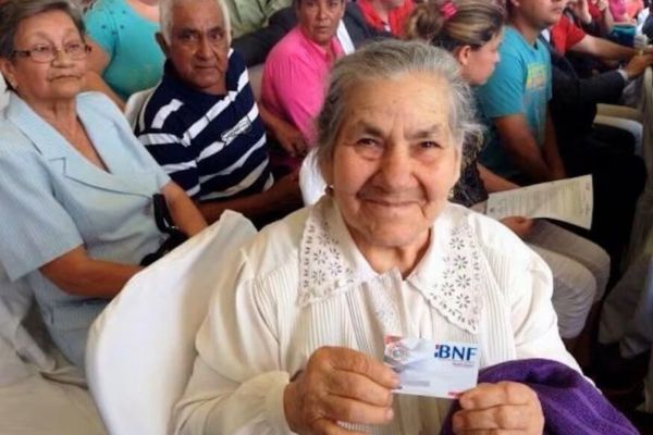 ¿Quiénes acceden automáticamente a la pensión para adultos mayores?