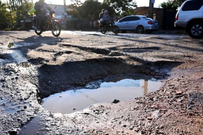 Cráteres en Brítez Borges dañan vehículos en Luque