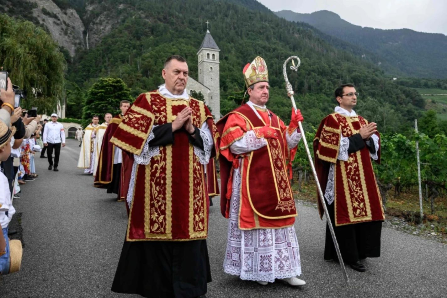 Vaticano excomulga a la Fraternidad San Pío X y enfrenta la primera gran crisis de León XIV