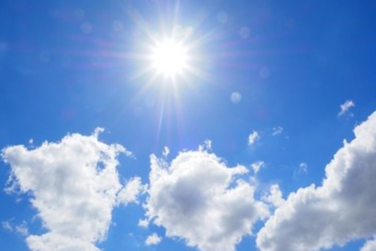 Meteorología prevé domingo cálido con lluvias dispersas