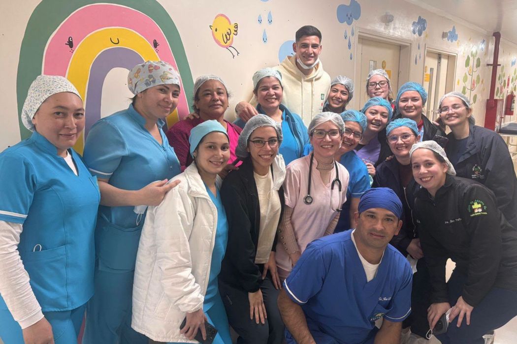 Orlando Gill acompañó el alta médica de su ahijado en el Acosta Ñu