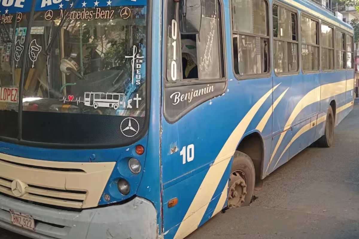 Bus cae en un cráter durante desvío en el microcentro