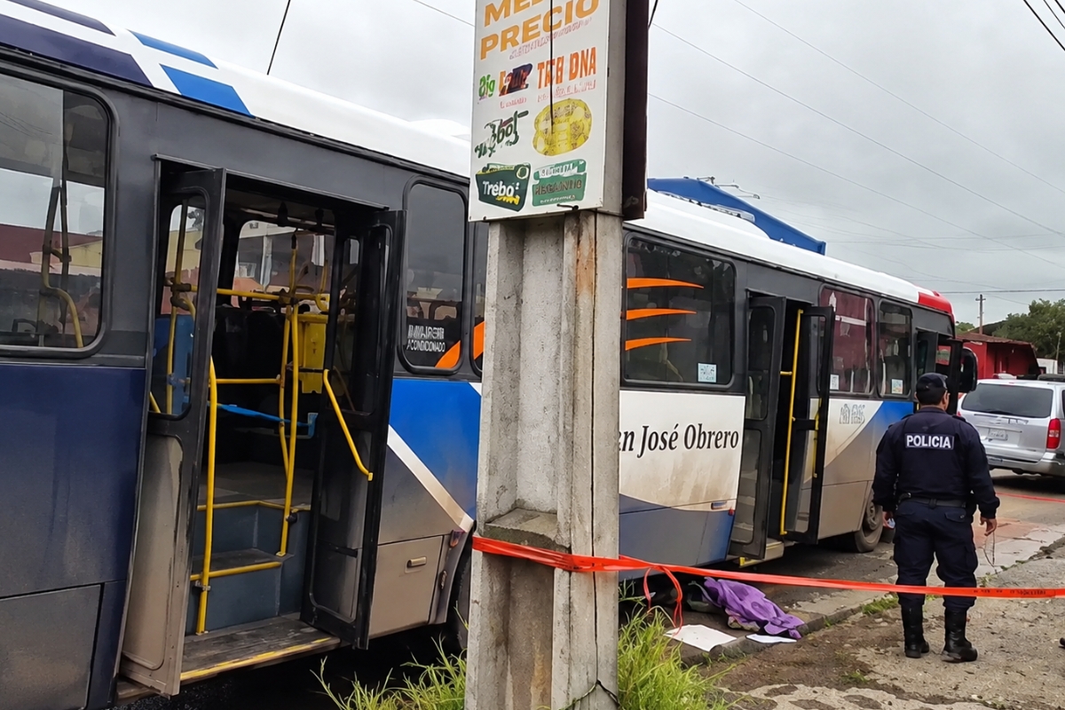 Joven de 18 años muere arrollada por un colectivo en Avelino Martínez