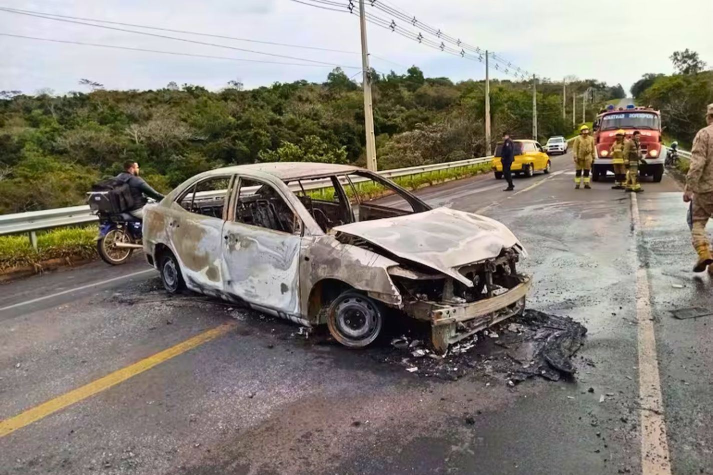 Intentan asaltar un transportador de caudales y queman un vehículo en San Pedro