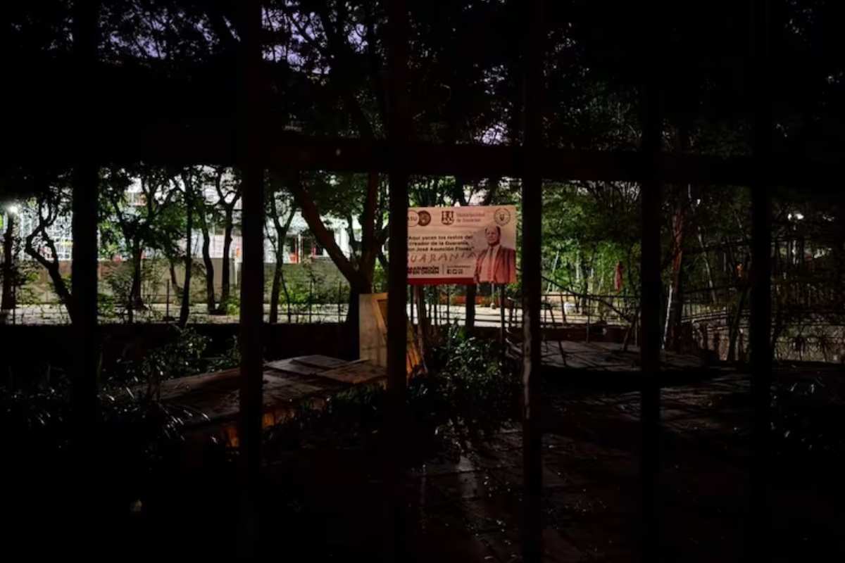 Plaza Ortiz Guerrero y José Asunción Flores sigue a oscuras y con signos de abandono