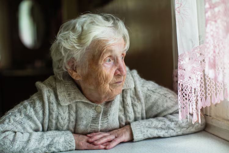 Denuncias por abandono de adultos mayores aumentaron 25% en tres años