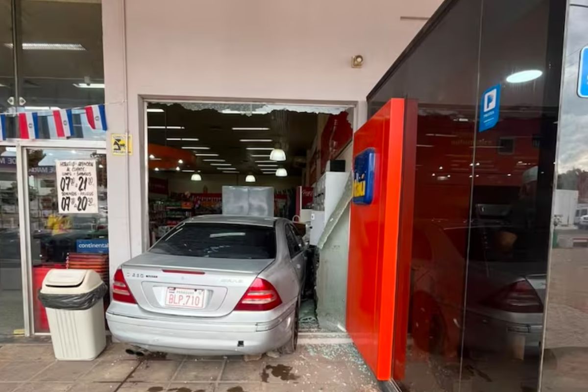 Auto avanzó sin ocupantes y terminó incrustado en un supermercado de Limpio