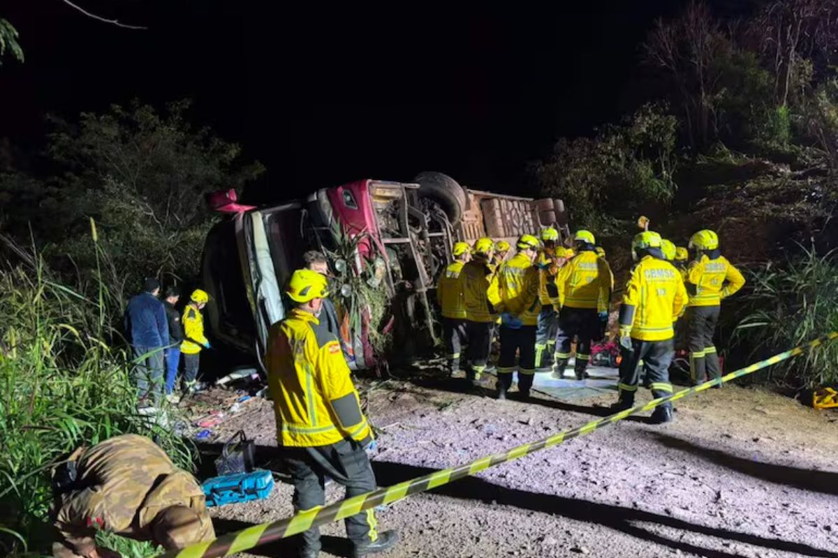 Bus paraguayo vuelca en Brasil y deja tres fallecidas, entre ellas una niña
