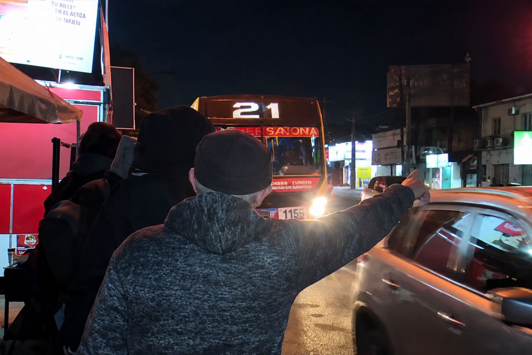 Frío y espera interminable: pasajeros enfrentan otro invierno sin refugios ni buses suficientes