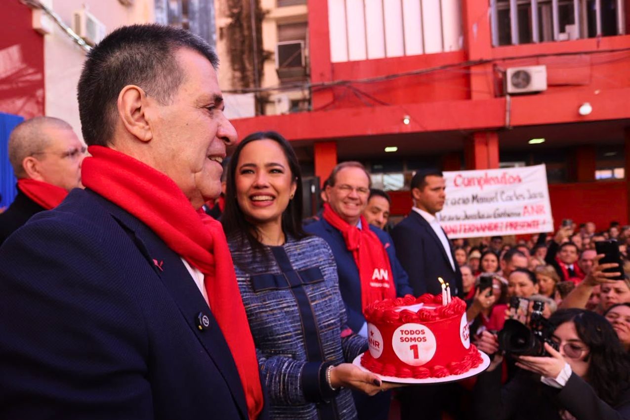 Cartes cumple 70 años y colorados llegaron hasta la ANR para saludarlo