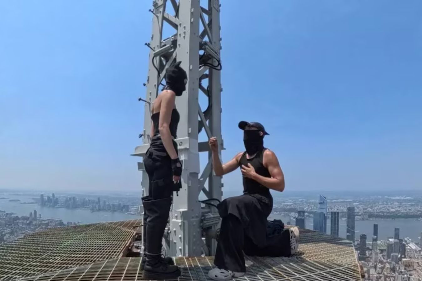 Escaladores rusos se comprometen en la cima del Empire State y terminan detenidos