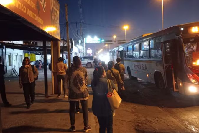 Reguladas de buses: usuarios esperan con 12 grados
