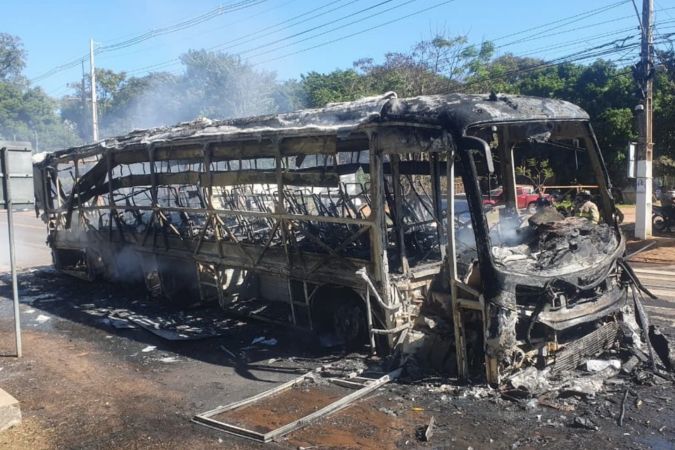 Bus queda destruido tras incendiarse en acceso a Villarrica