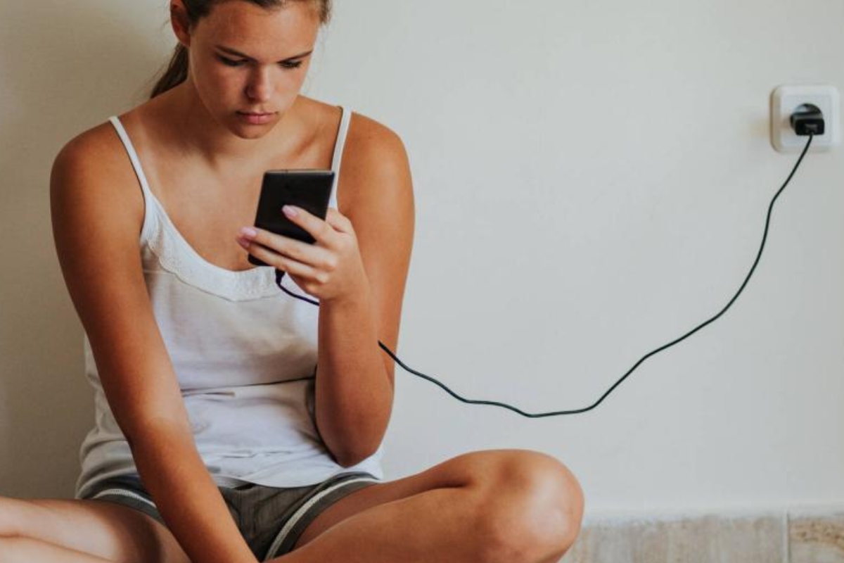 Así afecta al celular usarlo mientras está enchufado