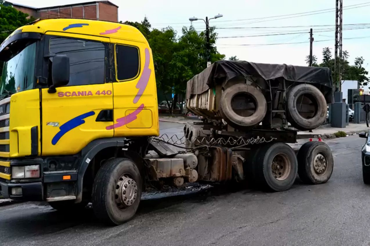 Camión de gran porte se descompuso en 4 Mojones y generó caos vehicular